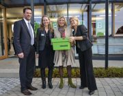 Uebergabe der Memo-Box an Jutta Speidel (2)